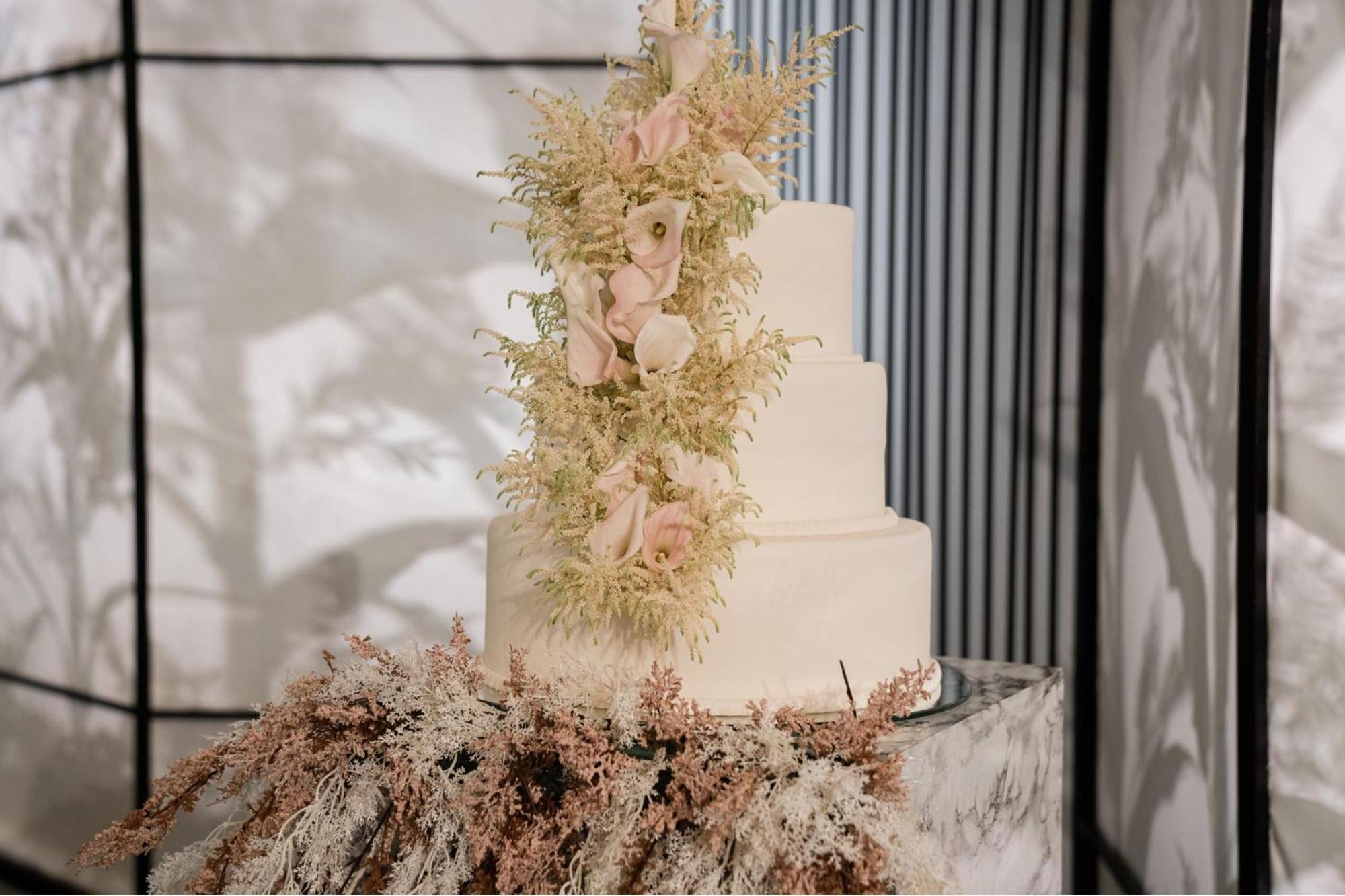 Hotel The St. Regis Abu Dhabi Esterno foto A wedding cake