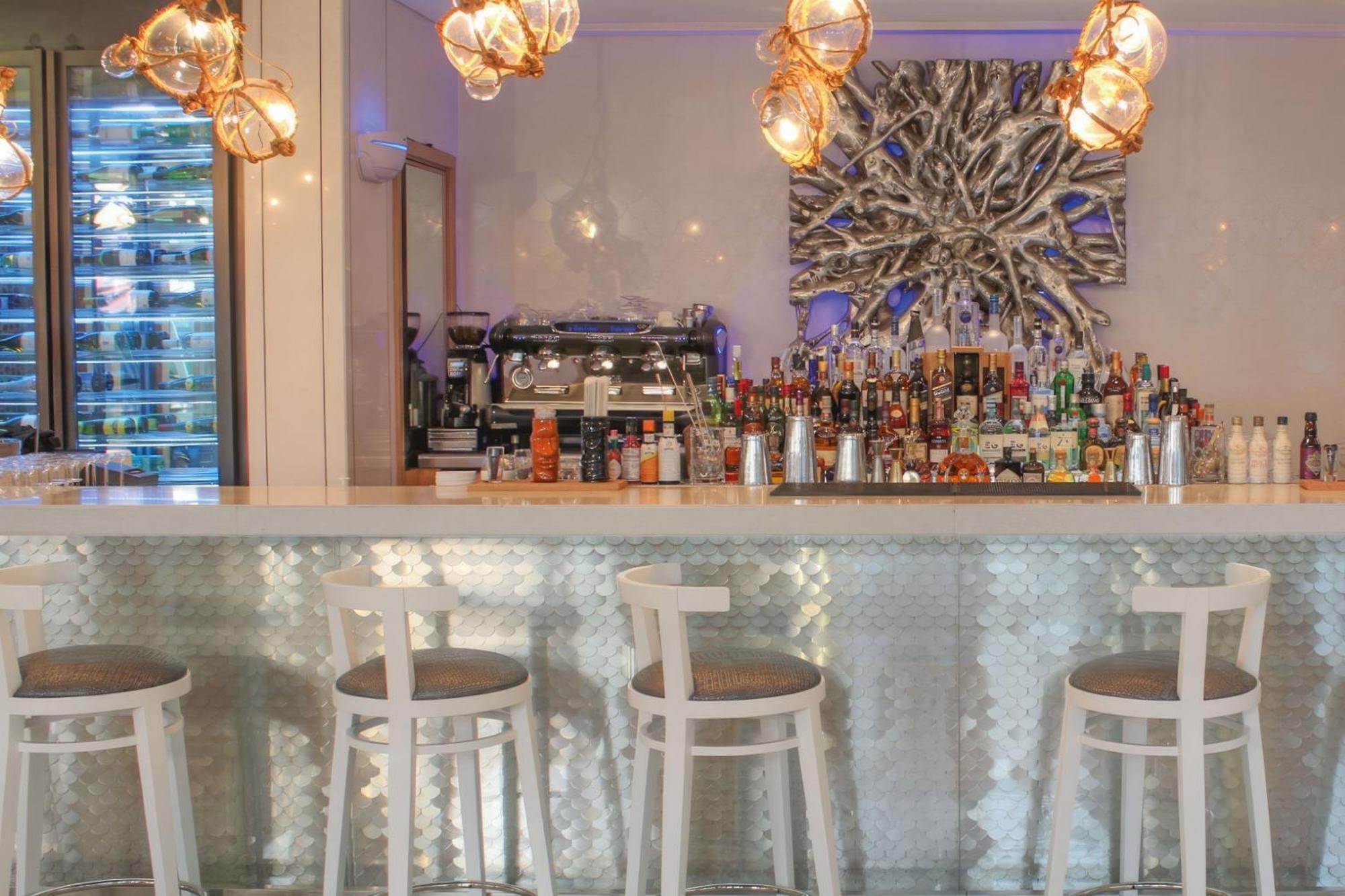 Hotel The St. Regis Abu Dhabi Esterno foto The bar at the 100 Queen's Gate