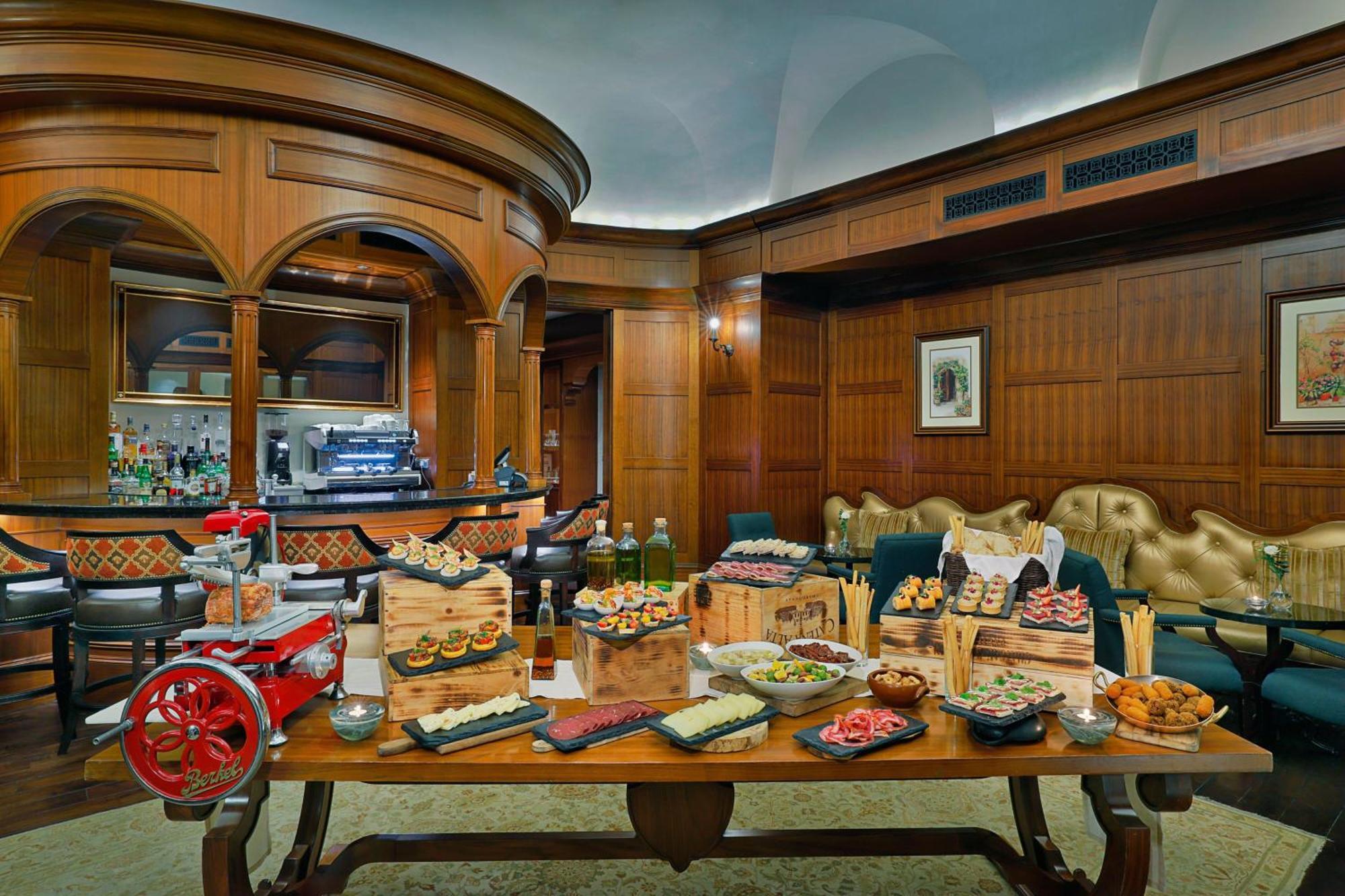 Hotel The St. Regis Abu Dhabi Esterno foto A buffet at a hotel