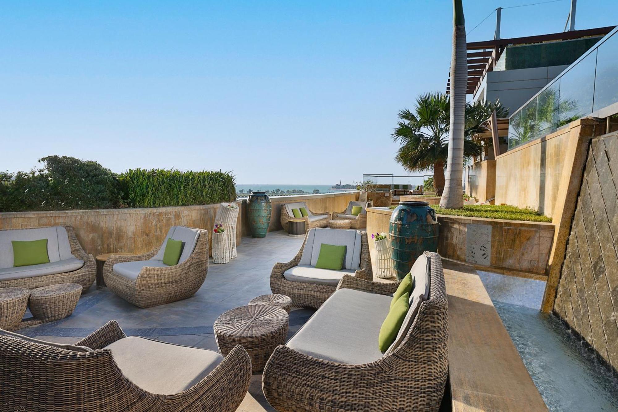 Hotel The St. Regis Abu Dhabi Esterno foto The rooftop bar at the hotel