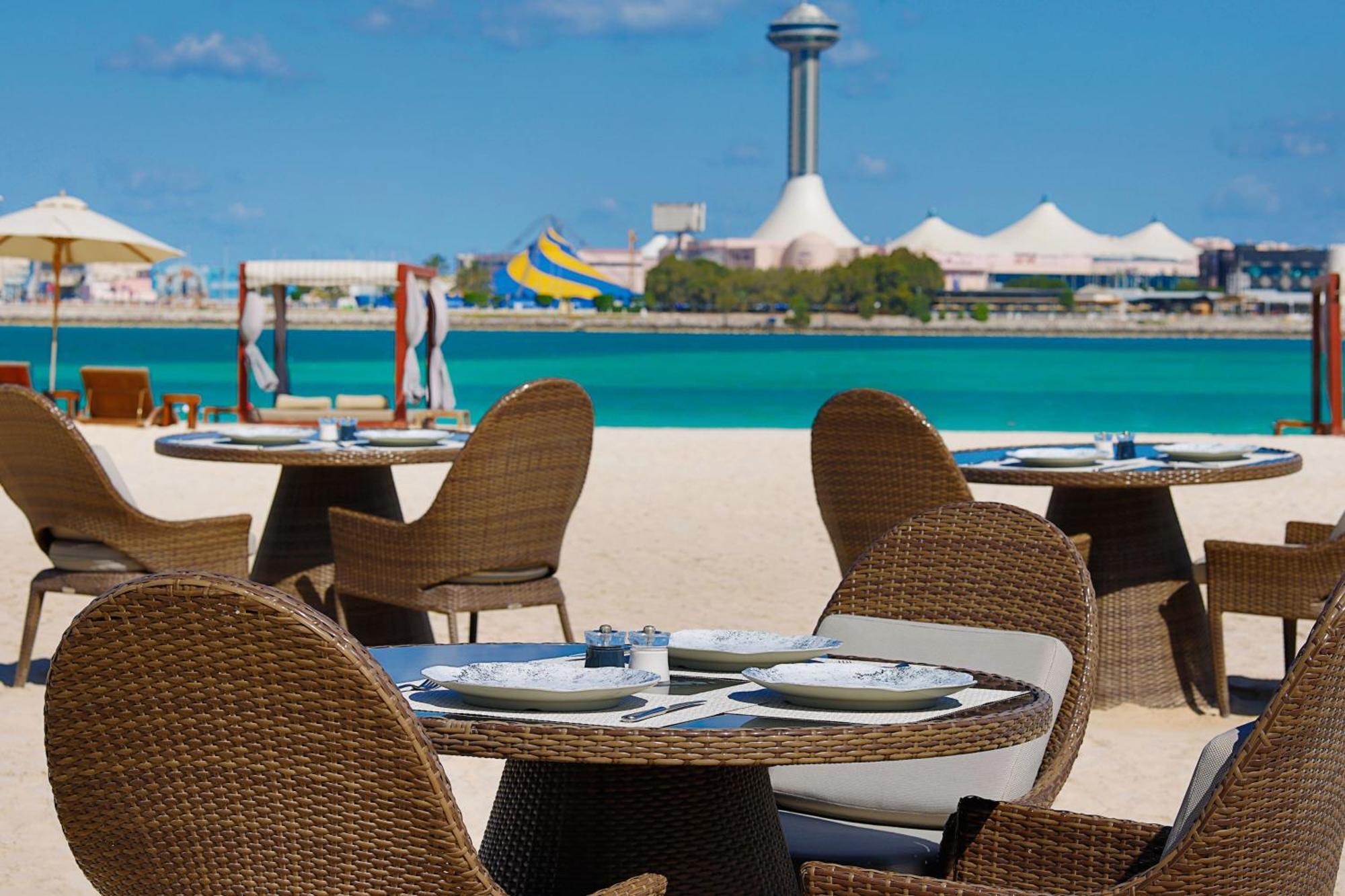 Hotel The St. Regis Abu Dhabi Esterno foto The beach at the Jumeirah Beach Hotel