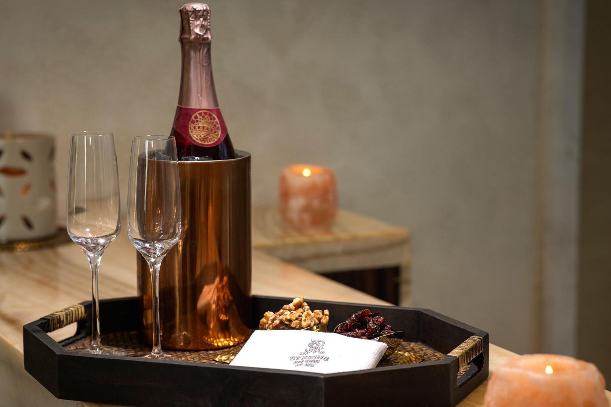 Hotel The St. Regis Abu Dhabi Esterno foto A bottle of champagne