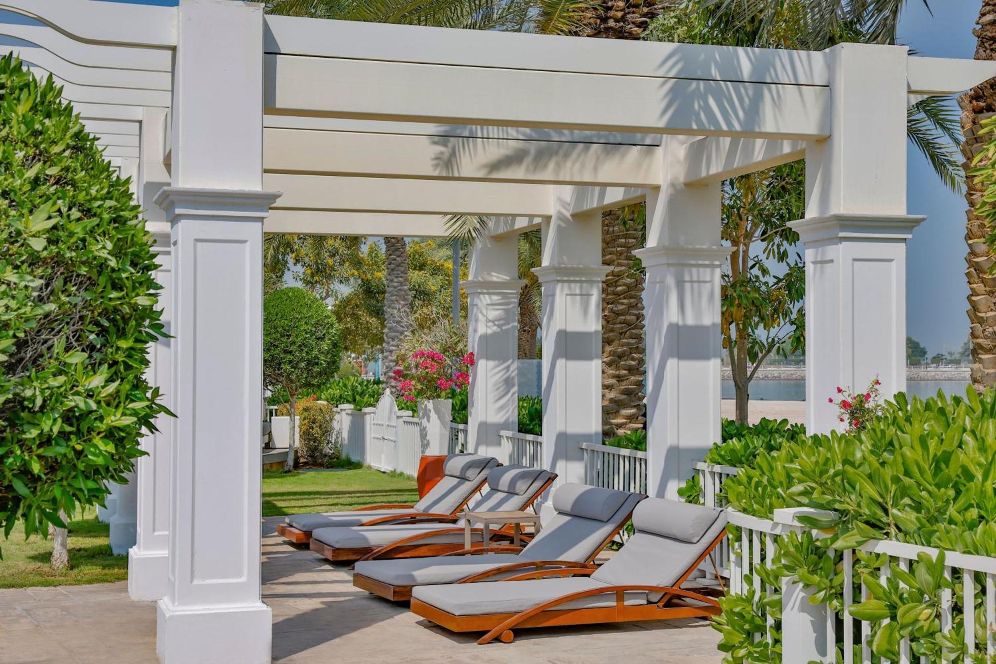 Hotel The St. Regis Abu Dhabi Esterno foto Pergola at the pool