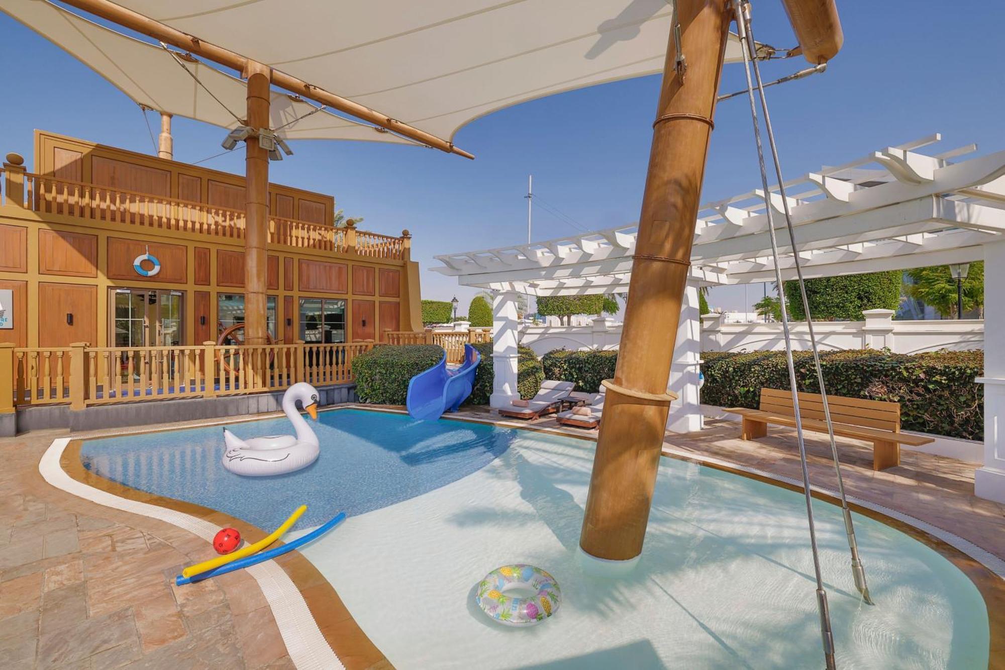Hotel The St. Regis Abu Dhabi Esterno foto The children's pool at the hotel