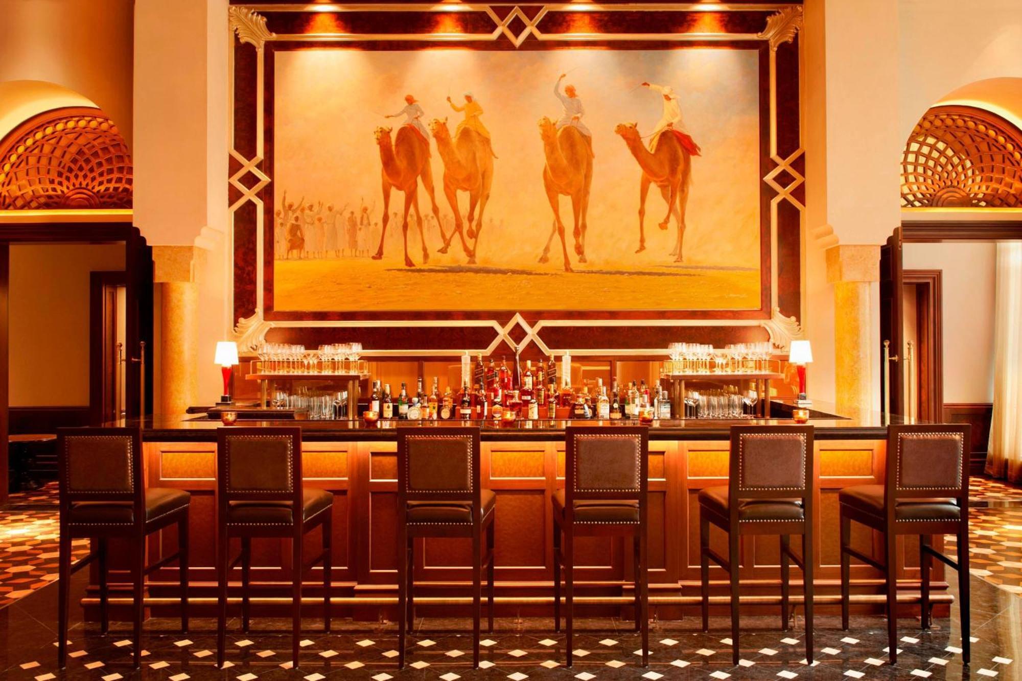 Hotel The St. Regis Abu Dhabi Esterno foto The bar at the Palace Downtown