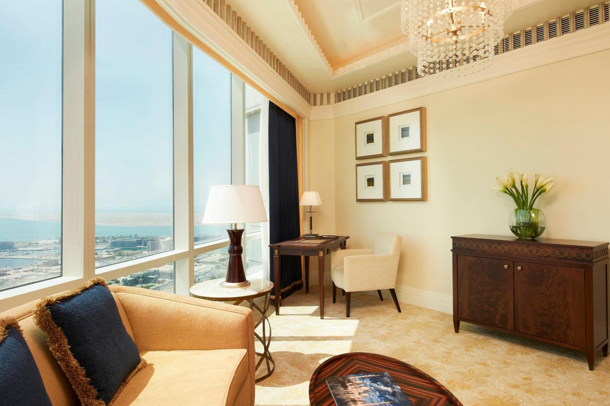 Hotel The St. Regis Abu Dhabi Esterno foto A living room in a suite at the Atlantis, The Palm