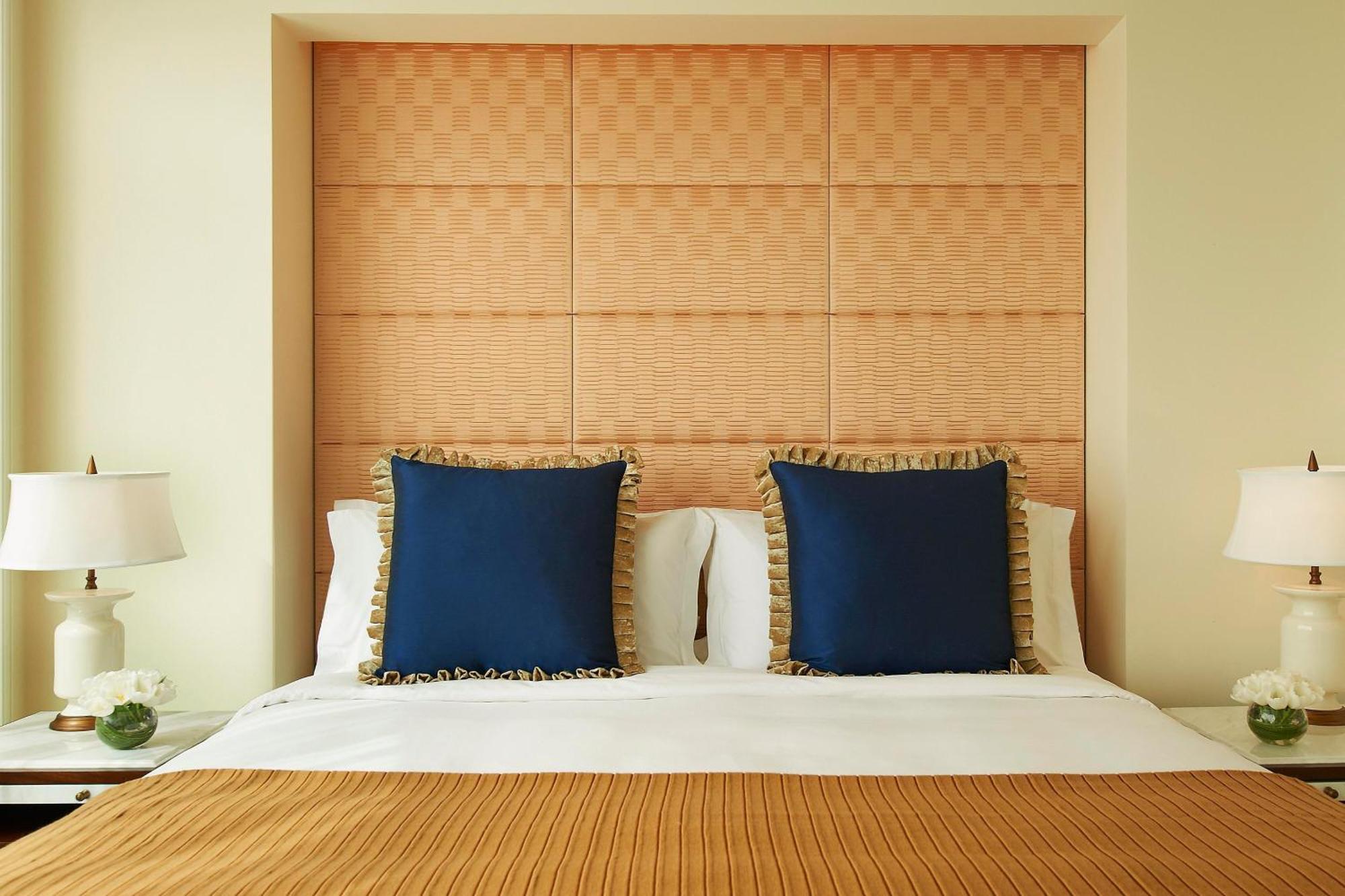Hotel The St. Regis Abu Dhabi Esterno foto A bed with a headboard
